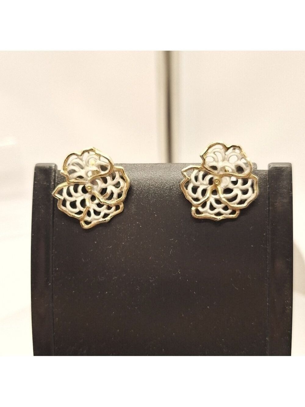 Vintage floral clip on earrings white and Goldtone